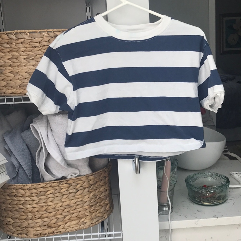 Striped cropped tee shirt.